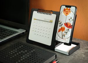 تقویم رومیزی همراه با نگهدارنده موبایل و یادداشت پلاس